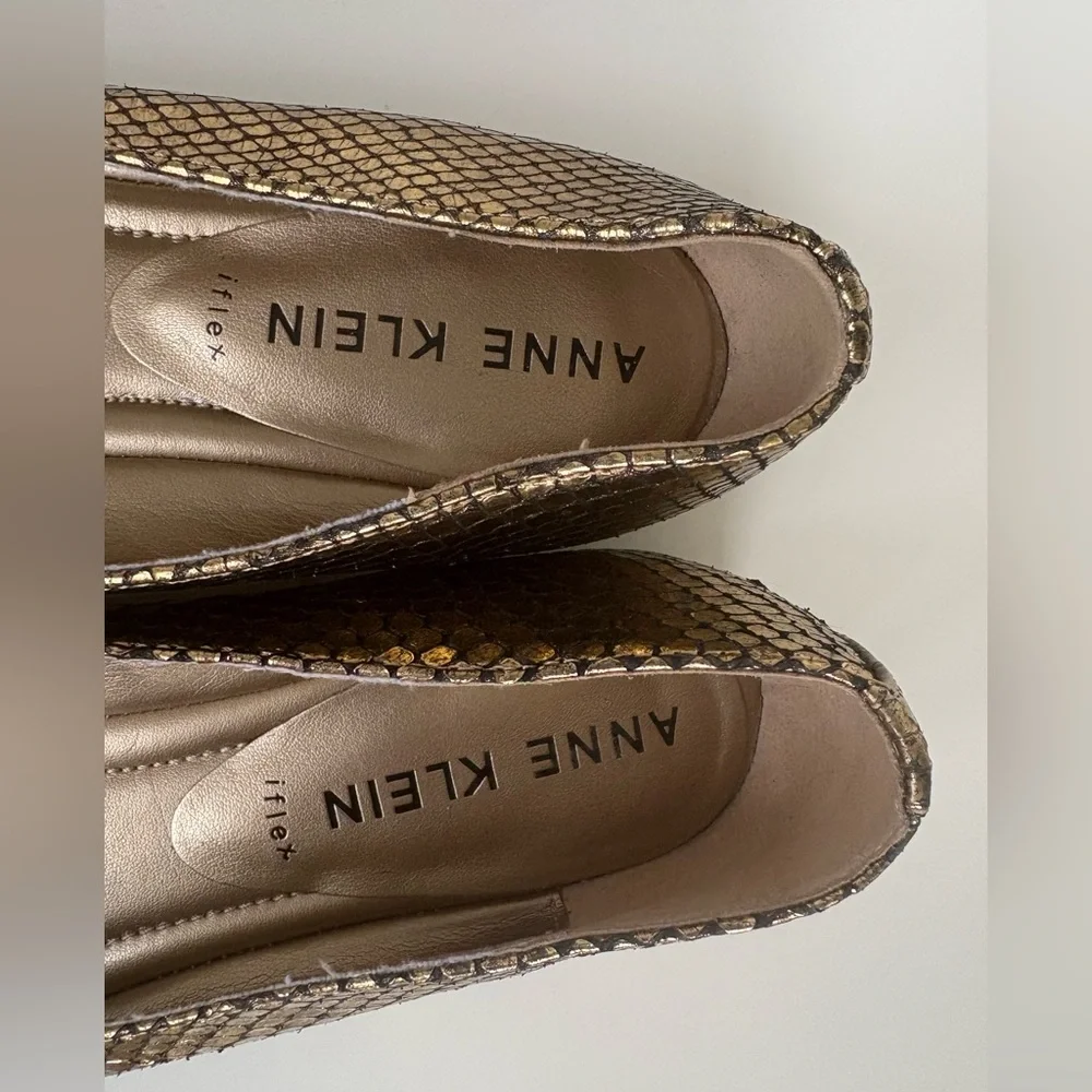 Anne Klein Women's Olivet Ballet Flat, Gold/Black color size 7